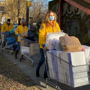מתנדבים מהונגריה דואגים לציוד בסיסי ומסון לנזקקים