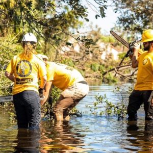מתנדבים של סיינטולוגיה בפלורידה, מטפלים בנזקי הסופה שהייתה באוקטובר 22 ועוזרים לשקם (6)